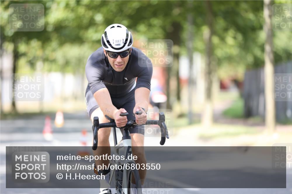 11.08.2024 - GEWOBA Citytriathlon Bremen H.Heesch http://msf.ph/oto/6803550 11.08.2024 12:06:57 Radfahren 815, 886, 910, 915, 939 meine-sportfotos.de