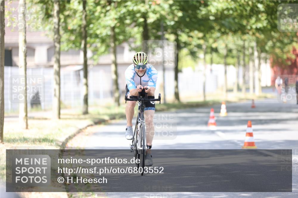11.08.2024 - GEWOBA Citytriathlon Bremen H.Heesch http://msf.ph/oto/6803552 11.08.2024 12:07:02 Radfahren 815, 886, 901, 910, 915, 939, 1015 meine-sportfotos.de