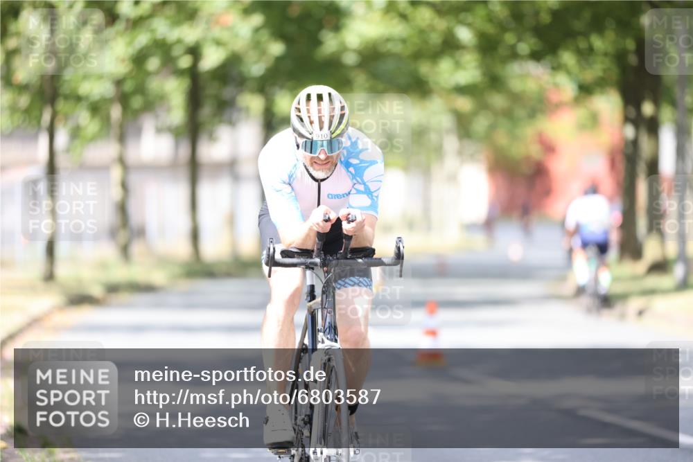 11.08.2024 - GEWOBA Citytriathlon Bremen H.Heesch http://msf.ph/oto/6803587 11.08.2024 12:07:02 Radfahren 815, 886, 901, 910, 915, 939, 1015 meine-sportfotos.de