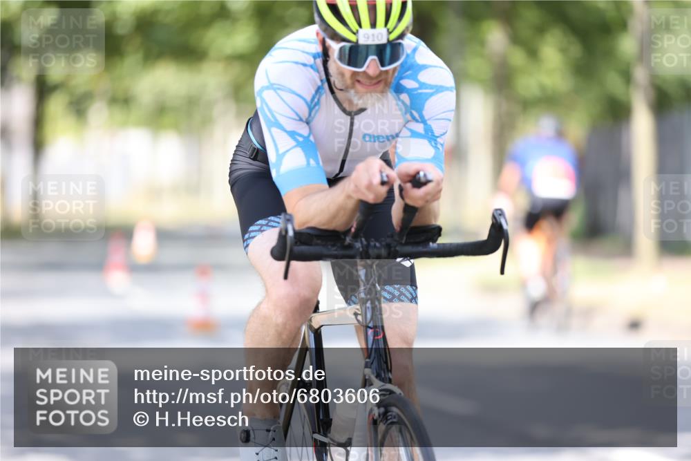 11.08.2024 - GEWOBA Citytriathlon Bremen H.Heesch http://msf.ph/oto/6803606 11.08.2024 12:07:03 Radfahren 815, 886, 901, 910, 915, 939, 1015 meine-sportfotos.de