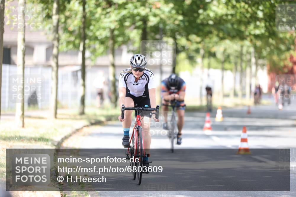 11.08.2024 - GEWOBA Citytriathlon Bremen H.Heesch http://msf.ph/oto/6803609 11.08.2024 12:07:14 Radfahren 779, 792, 812, 847, 848, 901, 910, 1015, 1037 meine-sportfotos.de