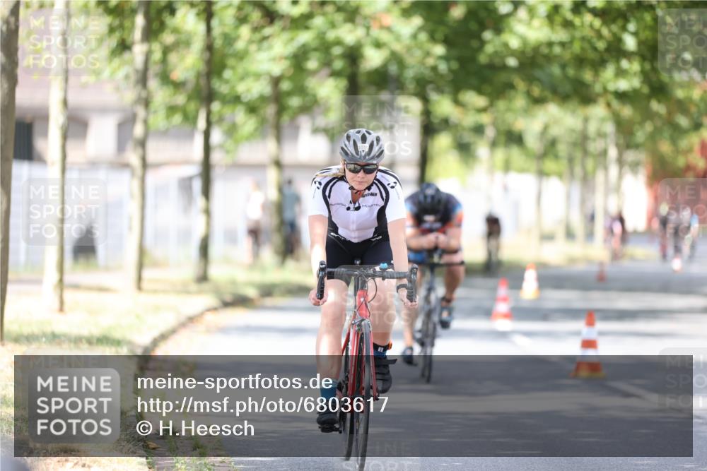 11.08.2024 - GEWOBA Citytriathlon Bremen H.Heesch http://msf.ph/oto/6803617 11.08.2024 12:07:14 Radfahren 779, 792, 812, 847, 848, 901, 910, 1015, 1037 meine-sportfotos.de