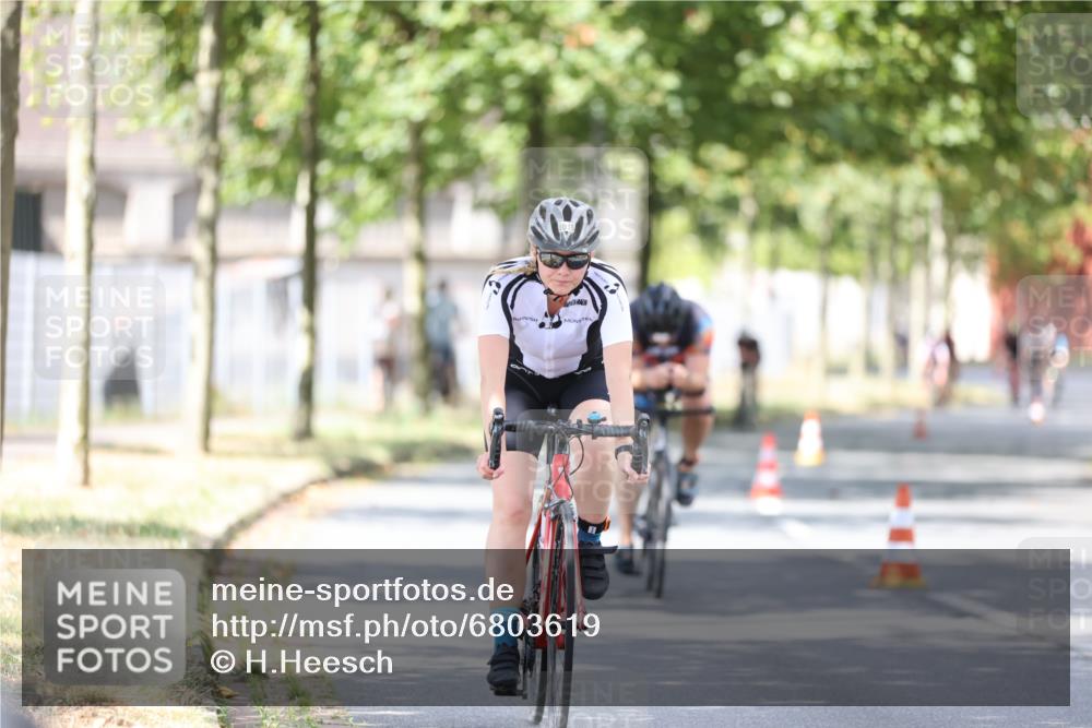 11.08.2024 - GEWOBA Citytriathlon Bremen H.Heesch http://msf.ph/oto/6803619 11.08.2024 12:07:15 Radfahren 779, 792, 812, 847, 848, 901, 1015, 1037 meine-sportfotos.de
