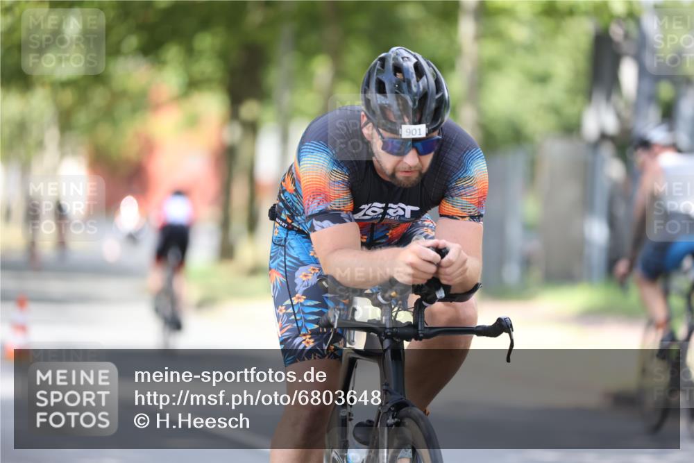 11.08.2024 - GEWOBA Citytriathlon Bremen H.Heesch http://msf.ph/oto/6803648 11.08.2024 12:07:16 Radfahren 779, 792, 812, 847, 848, 901, 1015, 1037 meine-sportfotos.de