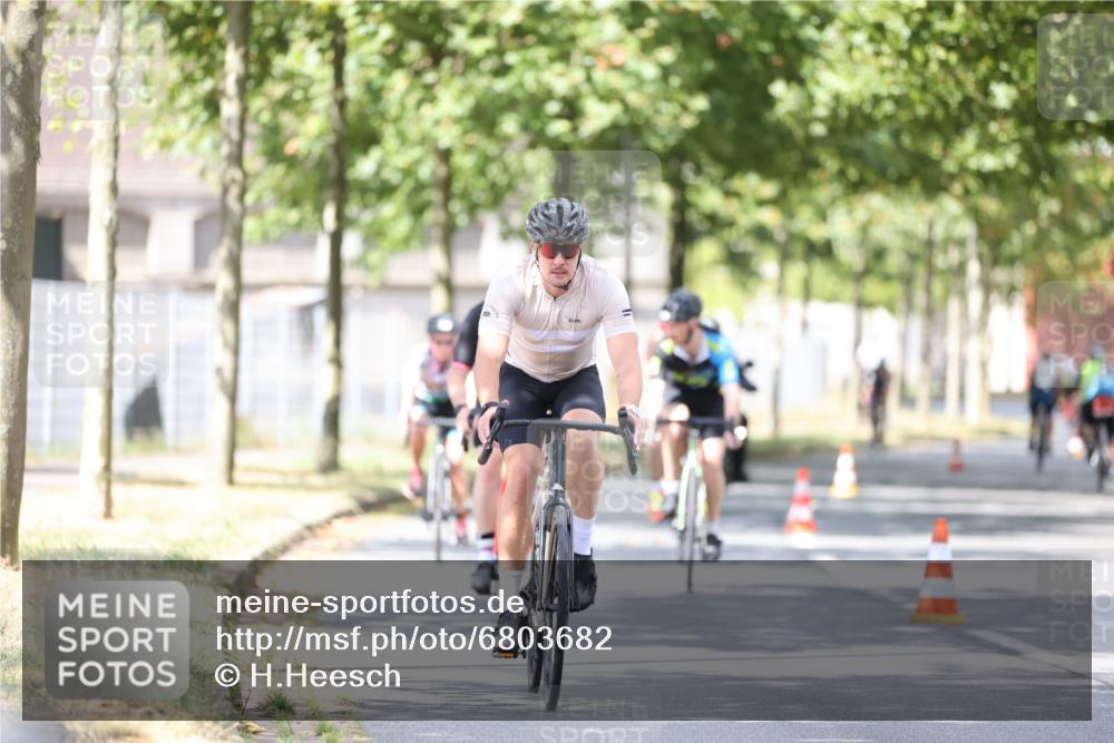 11.08.2024 - GEWOBA Citytriathlon Bremen H.Heesch http://msf.ph/oto/6803682 11.08.2024 12:07:24 Radfahren 779, 792, 794, 812, 817, 847, 848, 901, 1015, 1037 meine-sportfotos.de