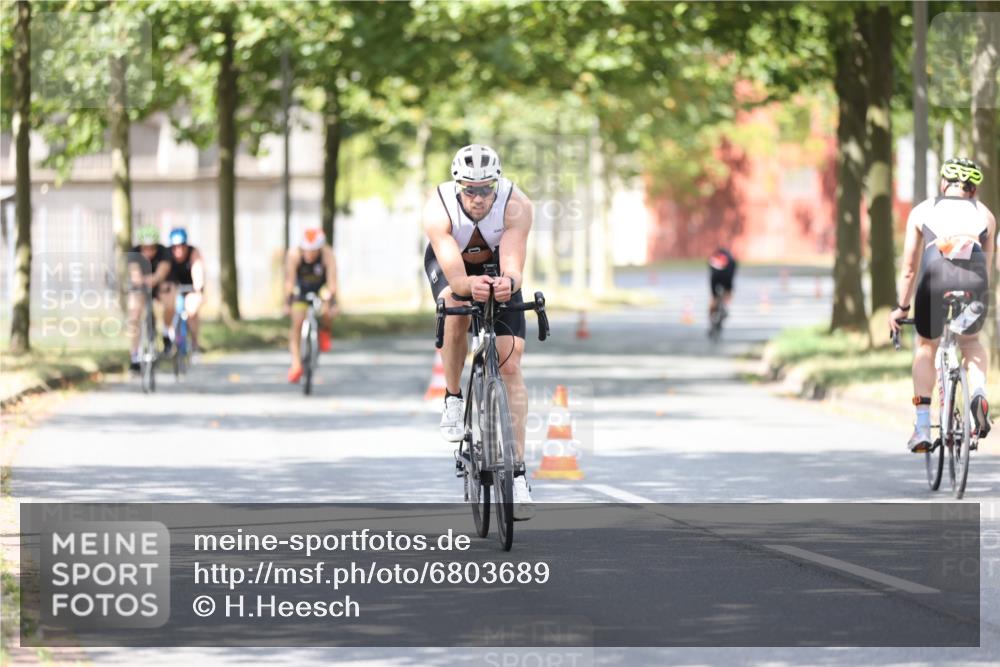 11.08.2024 - GEWOBA Citytriathlon Bremen H.Heesch http://msf.ph/oto/6803689 11.08.2024 12:13:02 Radfahren 743, 769, 788, 807, 831, 840, 969, 1009 meine-sportfotos.de