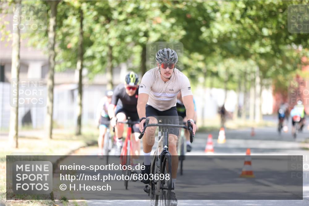 11.08.2024 - GEWOBA Citytriathlon Bremen H.Heesch http://msf.ph/oto/6803698 11.08.2024 12:07:24 Radfahren 779, 792, 794, 812, 817, 847, 848, 901, 1015, 1037 meine-sportfotos.de
