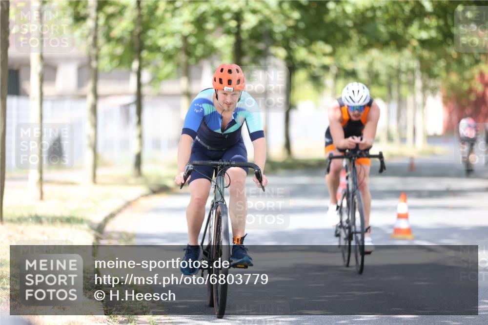 11.08.2024 - GEWOBA Citytriathlon Bremen H.Heesch http://msf.ph/oto/6803779 11.08.2024 12:13:07 Radfahren 743, 769, 788, 807, 840, 969, 1009, 1011 meine-sportfotos.de