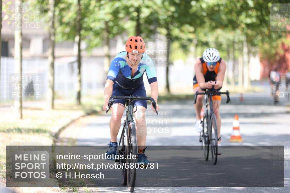 11.08.2024 - GEWOBA Citytriathlon Bremen H.Heesch http://msf.ph/oto/6803781 11.08.2024 12:13:08 Radfahren 743, 769, 788, 807, 969, 1009, 1011 meine-sportfotos.de