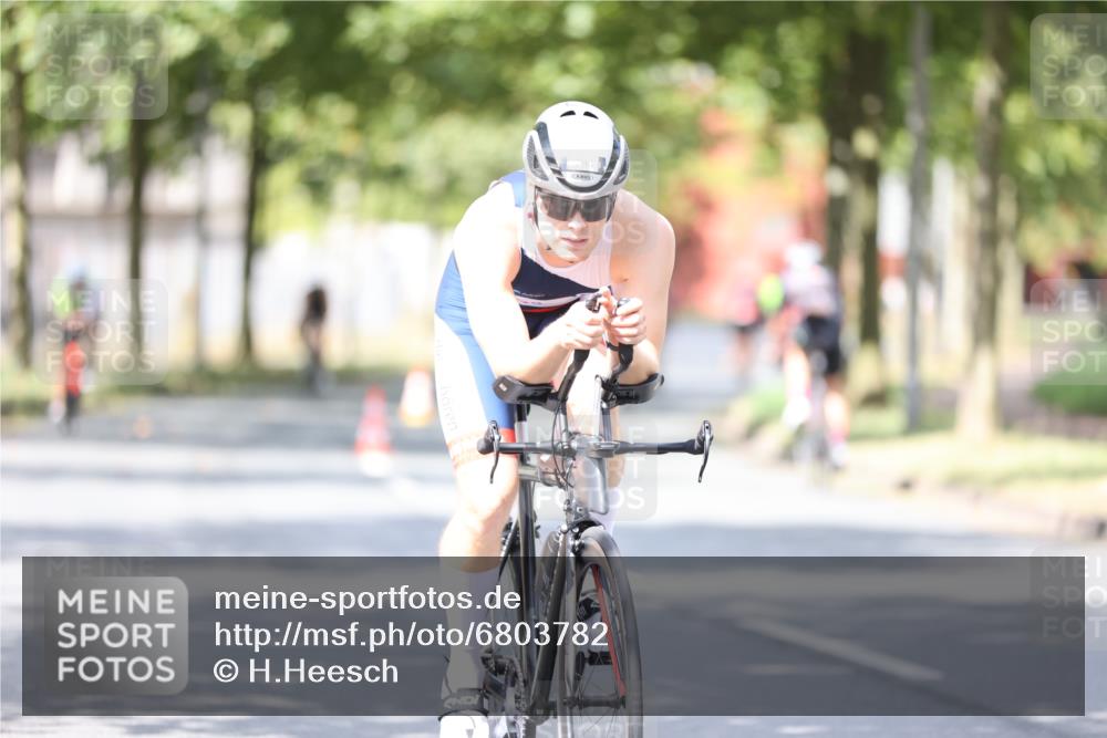 11.08.2024 - GEWOBA Citytriathlon Bremen H.Heesch http://msf.ph/oto/6803782 11.08.2024 12:07:32 Radfahren 779, 785, 792, 794, 812, 817, 829, 847, 848, 929, 1037 meine-sportfotos.de