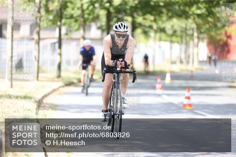 11.08.2024 - GEWOBA Citytriathlon Bremen H.Heesch http://msf.ph/oto/6803826 11.08.2024 12:07:38 Radfahren 785, 794, 817, 829, 929 meine-sportfotos.de