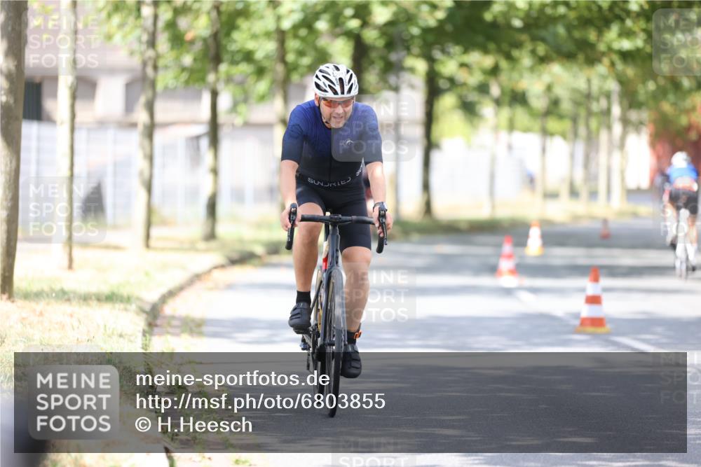 11.08.2024 - GEWOBA Citytriathlon Bremen H.Heesch http://msf.ph/oto/6803855 11.08.2024 12:07:40 Radfahren 785, 794, 817, 829, 851, 929 meine-sportfotos.de