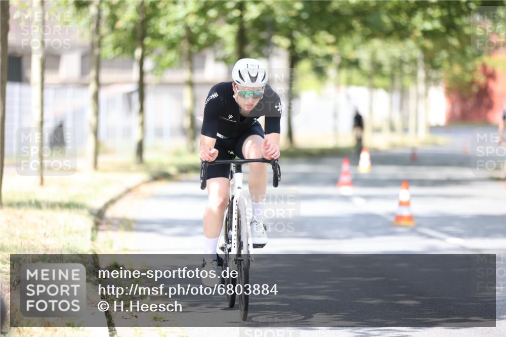 11.08.2024 - GEWOBA Citytriathlon Bremen H.Heesch http://msf.ph/oto/6803884 11.08.2024 12:13:24 Radfahren 782, 797, 896, 1011 meine-sportfotos.de