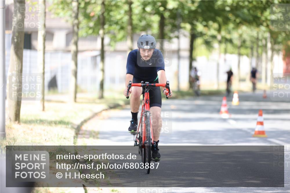11.08.2024 - GEWOBA Citytriathlon Bremen H.Heesch http://msf.ph/oto/6803887 11.08.2024 12:07:46 Radfahren 785, 794, 809, 817, 829, 851, 929 meine-sportfotos.de