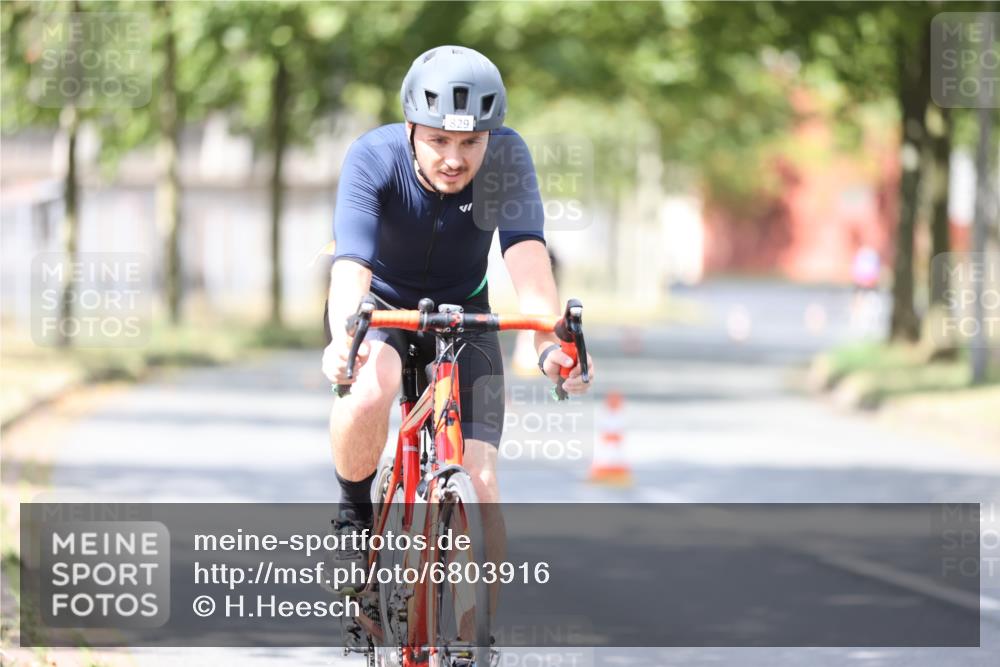 11.08.2024 - GEWOBA Citytriathlon Bremen H.Heesch http://msf.ph/oto/6803916 11.08.2024 12:07:46 Radfahren 785, 794, 809, 817, 829, 851, 929 meine-sportfotos.de