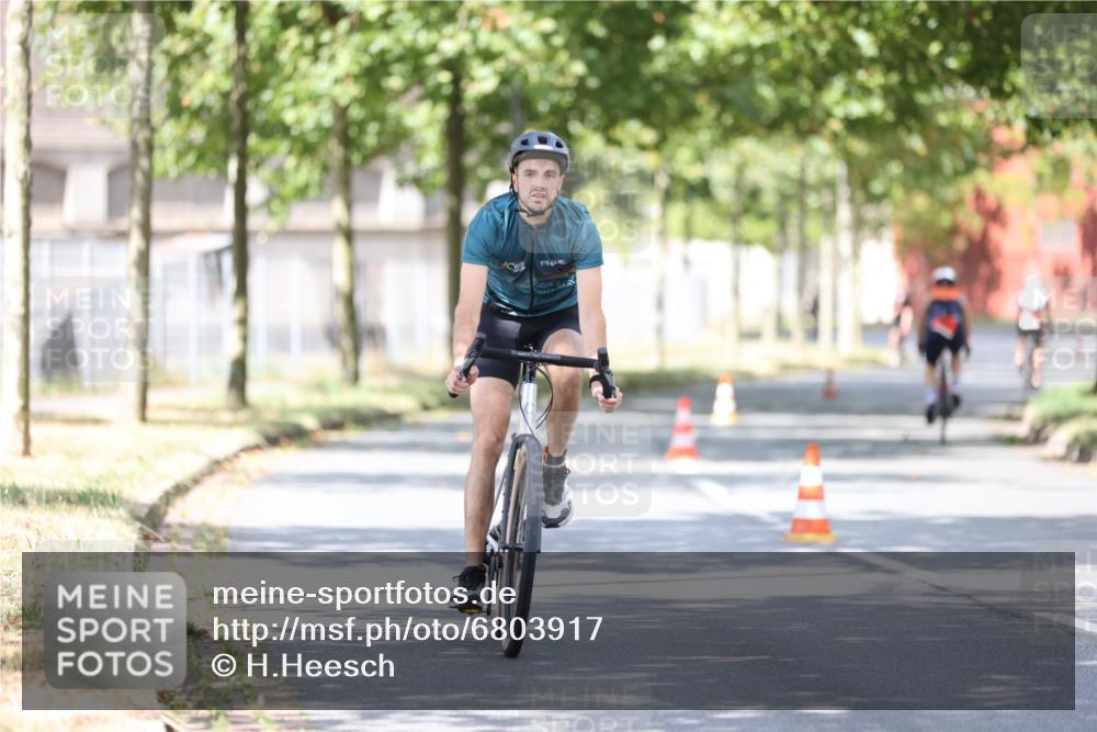 11.08.2024 - GEWOBA Citytriathlon Bremen H.Heesch http://msf.ph/oto/6803917 11.08.2024 12:13:32 Radfahren 782, 797, 858, 896, 1011 meine-sportfotos.de