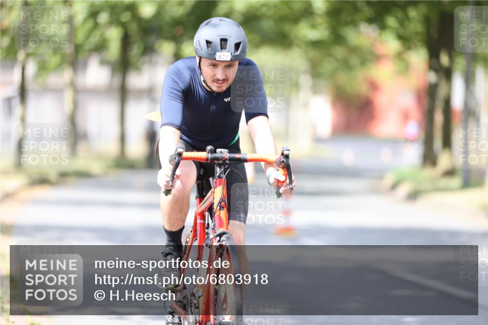 11.08.2024 - GEWOBA Citytriathlon Bremen H.Heesch http://msf.ph/oto/6803918 11.08.2024 12:07:47 Radfahren 785, 809, 817, 829, 851, 929 meine-sportfotos.de