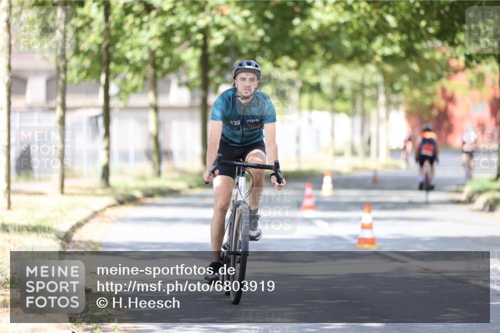 11.08.2024 - GEWOBA Citytriathlon Bremen H.Heesch http://msf.ph/oto/6803919 11.08.2024 12:13:33 Radfahren 782, 797, 858, 896 meine-sportfotos.de