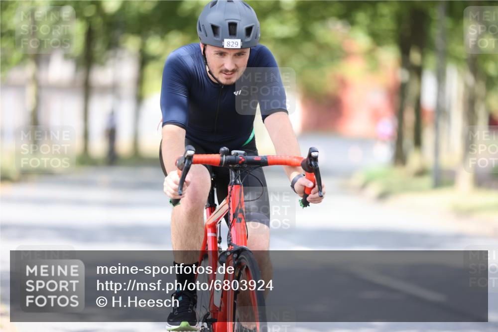 11.08.2024 - GEWOBA Citytriathlon Bremen H.Heesch http://msf.ph/oto/6803924 11.08.2024 12:07:47 Radfahren 785, 809, 817, 829, 851, 929 meine-sportfotos.de