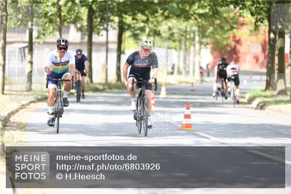 11.08.2024 - GEWOBA Citytriathlon Bremen H.Heesch http://msf.ph/oto/6803926 11.08.2024 12:07:51 Radfahren 809, 818, 829, 851, 929 meine-sportfotos.de