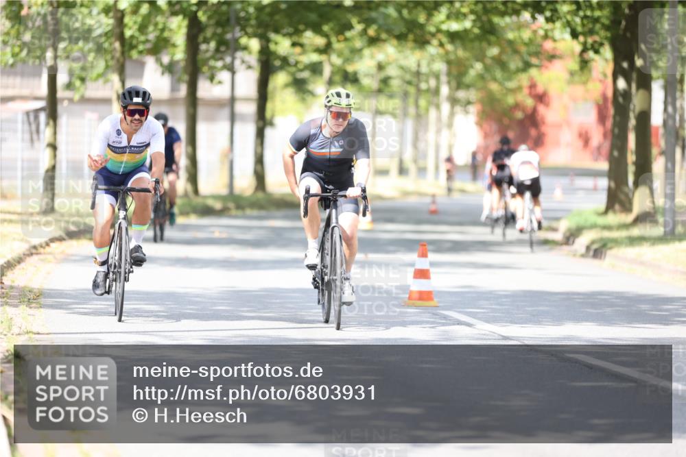 11.08.2024 - GEWOBA Citytriathlon Bremen H.Heesch http://msf.ph/oto/6803931 11.08.2024 12:07:51 Radfahren 809, 818, 829, 851, 929 meine-sportfotos.de