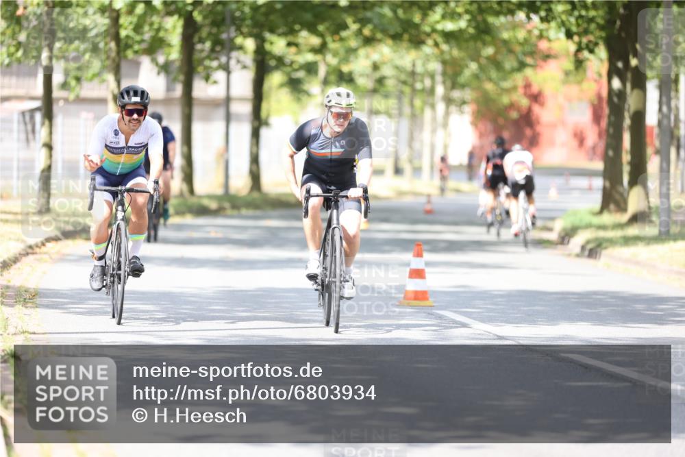 11.08.2024 - GEWOBA Citytriathlon Bremen H.Heesch http://msf.ph/oto/6803934 11.08.2024 12:07:52 Radfahren 809, 818, 829, 851, 929 meine-sportfotos.de