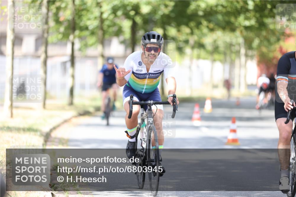 11.08.2024 - GEWOBA Citytriathlon Bremen H.Heesch http://msf.ph/oto/6803945 11.08.2024 12:07:52 Radfahren 809, 818, 829, 851, 929 meine-sportfotos.de