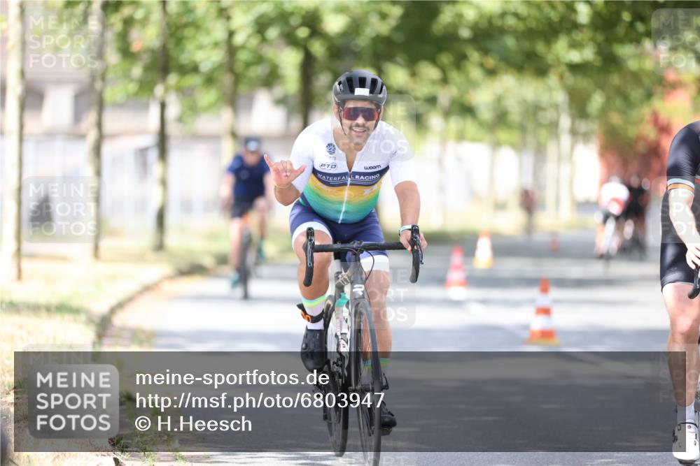 11.08.2024 - GEWOBA Citytriathlon Bremen H.Heesch http://msf.ph/oto/6803947 11.08.2024 12:07:53 Radfahren 809, 818, 829, 851, 894, 929 meine-sportfotos.de