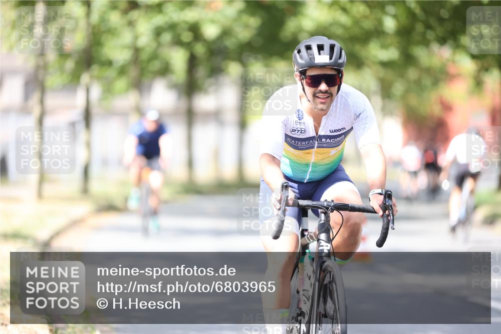 11.08.2024 - GEWOBA Citytriathlon Bremen H.Heesch http://msf.ph/oto/6803965 11.08.2024 12:07:53 Radfahren 809, 818, 829, 851, 894, 929 meine-sportfotos.de
