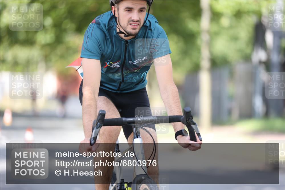 11.08.2024 - GEWOBA Citytriathlon Bremen H.Heesch http://msf.ph/oto/6803976 11.08.2024 12:13:34 Radfahren 782, 797, 858, 896 meine-sportfotos.de
