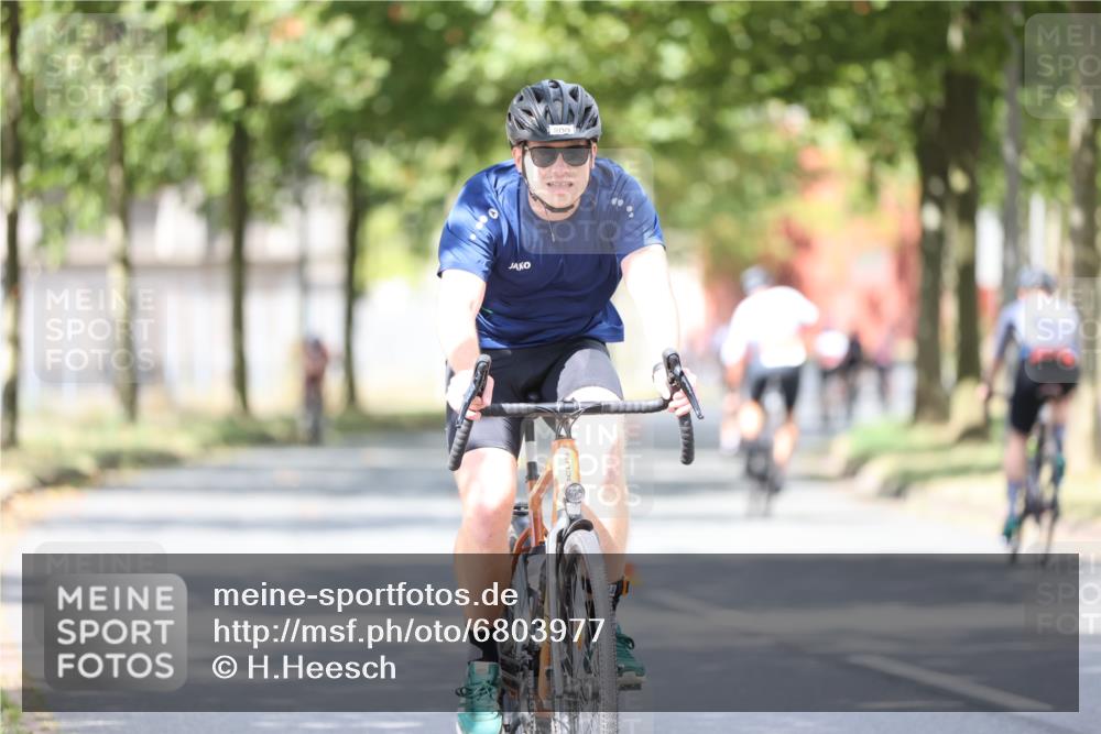 11.08.2024 - GEWOBA Citytriathlon Bremen H.Heesch http://msf.ph/oto/6803977 11.08.2024 12:07:55 Radfahren 809, 818, 829, 832, 851, 894 meine-sportfotos.de