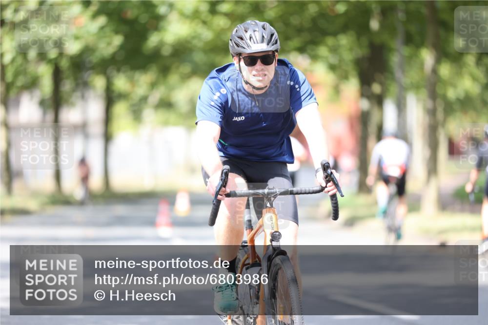 11.08.2024 - GEWOBA Citytriathlon Bremen H.Heesch http://msf.ph/oto/6803986 11.08.2024 12:07:56 Radfahren 809, 818, 829, 832, 851, 894, 949 meine-sportfotos.de