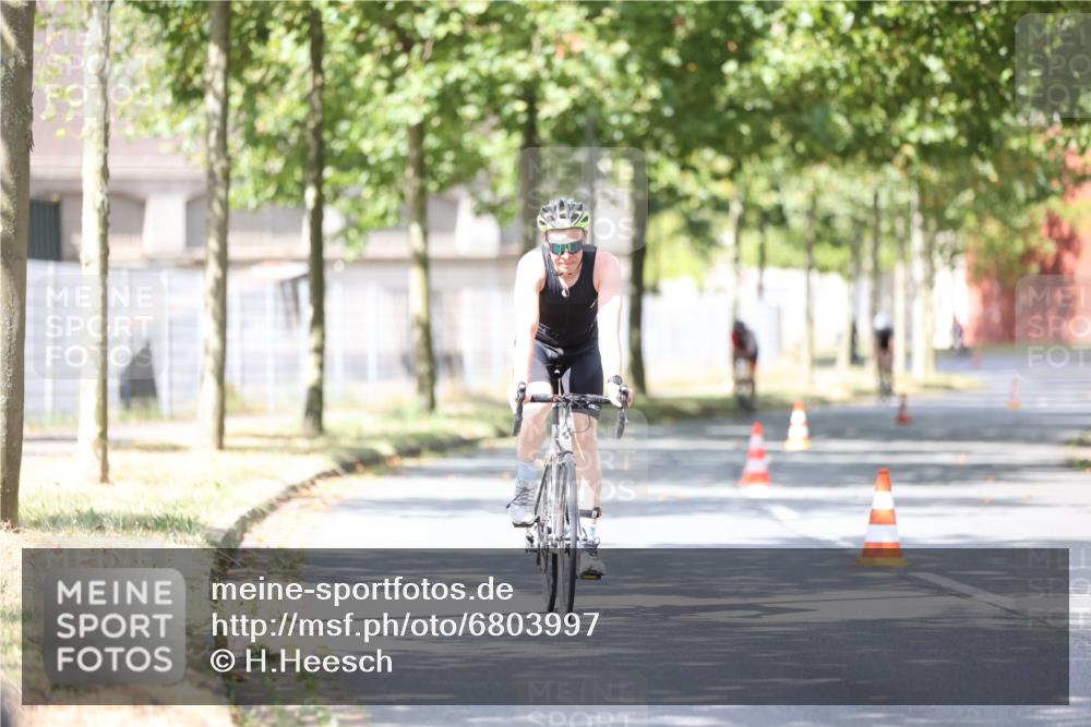11.08.2024 - GEWOBA Citytriathlon Bremen H.Heesch http://msf.ph/oto/6803997 11.08.2024 12:13:48 Radfahren 820, 858, 940, 957 meine-sportfotos.de