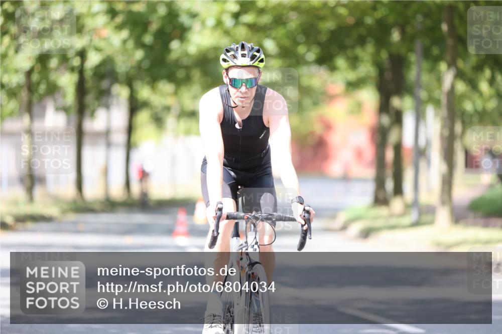 11.08.2024 - GEWOBA Citytriathlon Bremen H.Heesch http://msf.ph/oto/6804034 11.08.2024 12:13:49 Radfahren 820, 858, 940, 957 meine-sportfotos.de