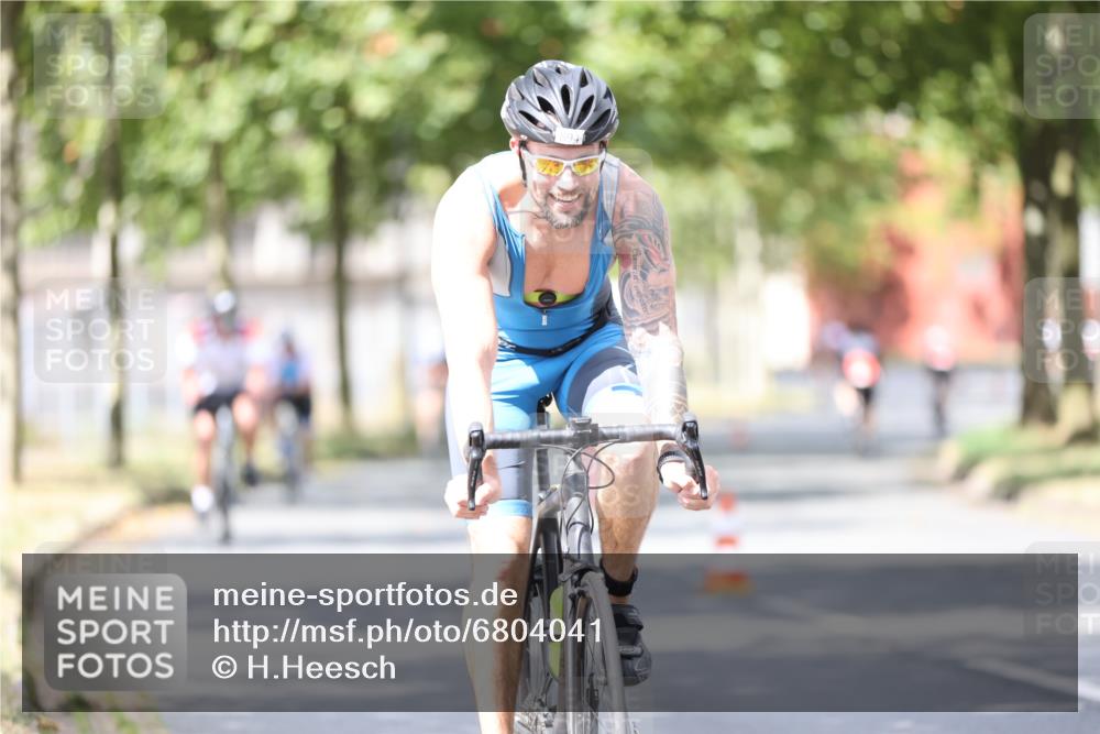 11.08.2024 - GEWOBA Citytriathlon Bremen H.Heesch http://msf.ph/oto/6804041 11.08.2024 12:08:07 Radfahren 748, 762, 803, 818, 832, 881, 894, 949, 979 meine-sportfotos.de