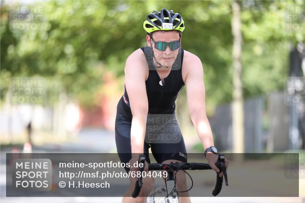 11.08.2024 - GEWOBA Citytriathlon Bremen H.Heesch http://msf.ph/oto/6804049 11.08.2024 12:13:49 Radfahren 820, 858, 940, 957 meine-sportfotos.de