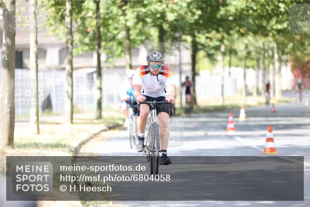 11.08.2024 - GEWOBA Citytriathlon Bremen H.Heesch http://msf.ph/oto/6804058 11.08.2024 12:08:09 Radfahren 748, 762, 803, 818, 832, 881, 894, 949, 979 meine-sportfotos.de