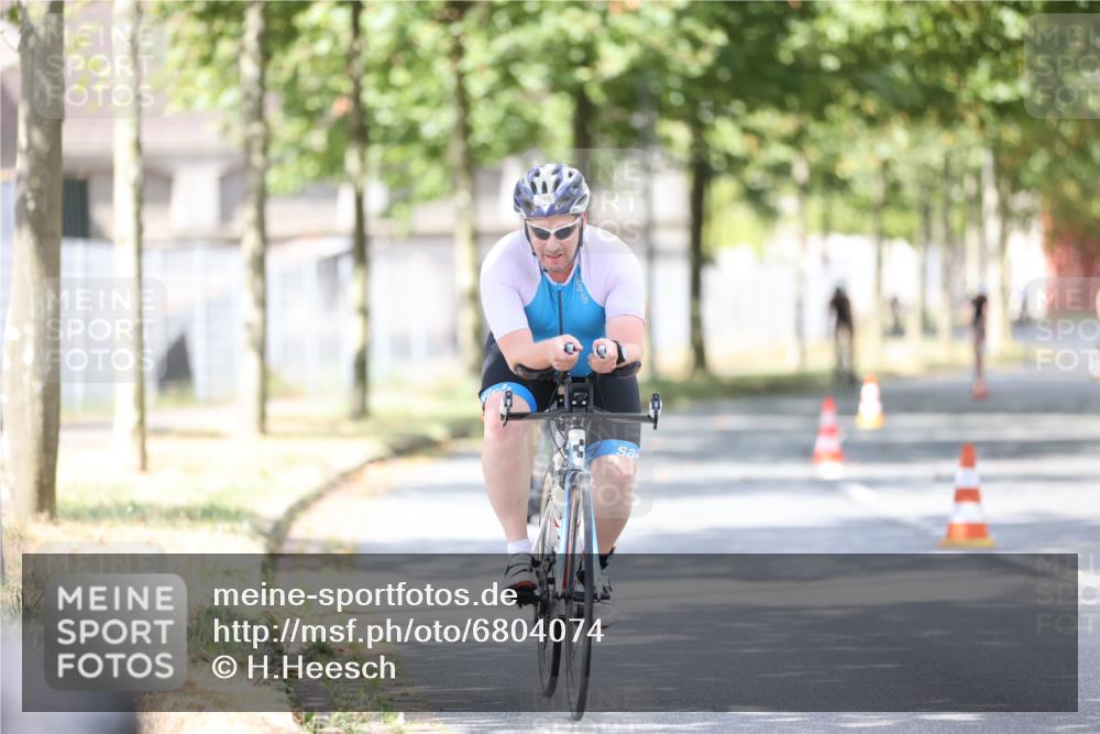 11.08.2024 - GEWOBA Citytriathlon Bremen H.Heesch http://msf.ph/oto/6804074 11.08.2024 12:08:10 Radfahren 748, 762, 803, 818, 832, 881, 894, 949, 979 meine-sportfotos.de