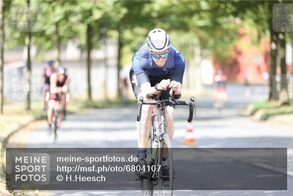 11.08.2024 - GEWOBA Citytriathlon Bremen H.Heesch http://msf.ph/oto/6804107 11.08.2024 12:08:12 Radfahren 748, 762, 803, 818, 832, 881, 894, 949, 979 meine-sportfotos.de