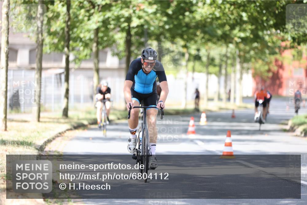 11.08.2024 - GEWOBA Citytriathlon Bremen H.Heesch http://msf.ph/oto/6804112 11.08.2024 12:17:25 Radfahren 799, 859, 874, 930, 990 meine-sportfotos.de