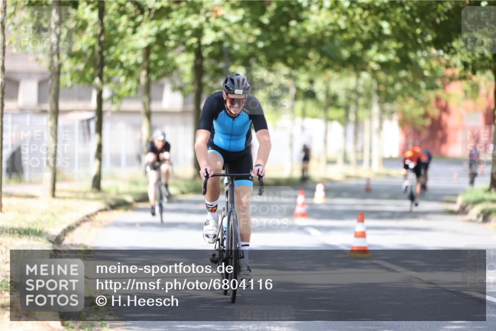 11.08.2024 - GEWOBA Citytriathlon Bremen H.Heesch http://msf.ph/oto/6804116 11.08.2024 12:17:25 Radfahren 799, 859, 874, 930, 990 meine-sportfotos.de