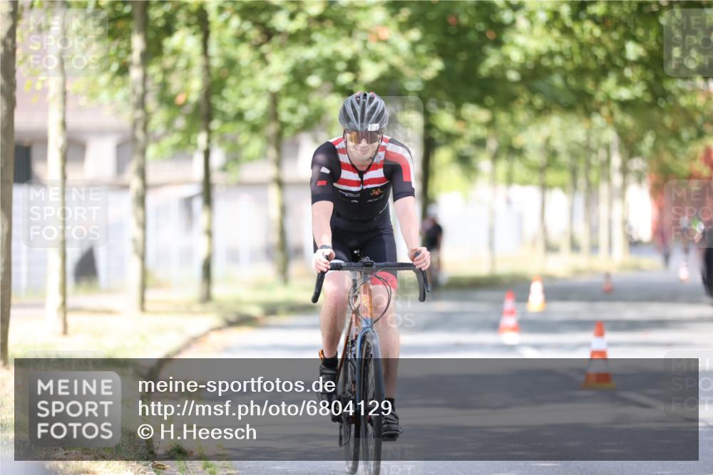 11.08.2024 - GEWOBA Citytriathlon Bremen H.Heesch http://msf.ph/oto/6804129 11.08.2024 12:08:14 Radfahren 748, 762, 803, 818, 832, 881, 894, 949, 979, 1021 meine-sportfotos.de