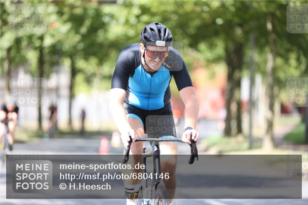 11.08.2024 - GEWOBA Citytriathlon Bremen H.Heesch http://msf.ph/oto/6804146 11.08.2024 12:17:26 Radfahren 859, 874, 930, 990 meine-sportfotos.de