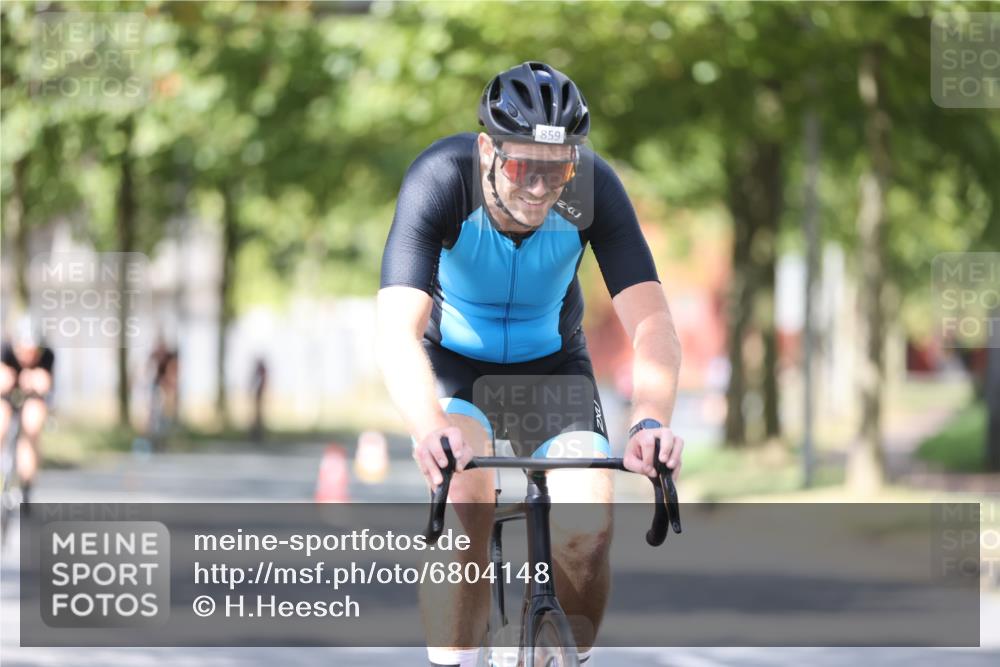 11.08.2024 - GEWOBA Citytriathlon Bremen H.Heesch http://msf.ph/oto/6804148 11.08.2024 12:17:27 Radfahren 859, 874, 930, 990 meine-sportfotos.de