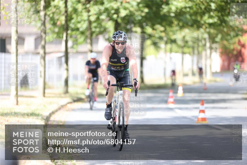 11.08.2024 - GEWOBA Citytriathlon Bremen H.Heesch http://msf.ph/oto/6804157 11.08.2024 12:08:18 Radfahren 748, 762, 803, 832, 881, 894, 949, 979, 1021 meine-sportfotos.de