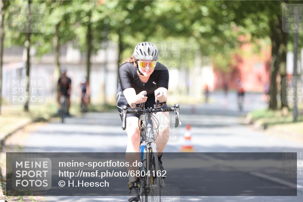 11.08.2024 - GEWOBA Citytriathlon Bremen H.Heesch http://msf.ph/oto/6804162 11.08.2024 12:17:28 Radfahren 819, 859, 874, 930, 990 meine-sportfotos.de