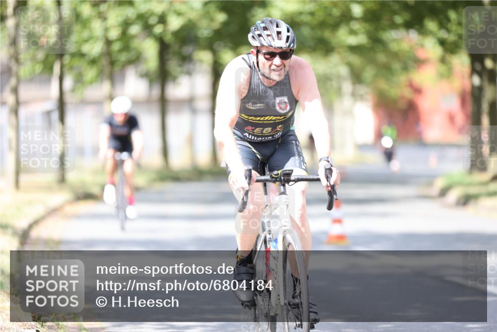 11.08.2024 - GEWOBA Citytriathlon Bremen H.Heesch http://msf.ph/oto/6804184 11.08.2024 12:08:18 Radfahren 748, 762, 803, 832, 881, 894, 949, 979, 1021 meine-sportfotos.de