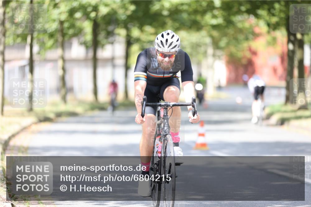 11.08.2024 - GEWOBA Citytriathlon Bremen H.Heesch http://msf.ph/oto/6804215 11.08.2024 12:08:21 Radfahren 748, 762, 803, 881, 949, 979, 1021 meine-sportfotos.de