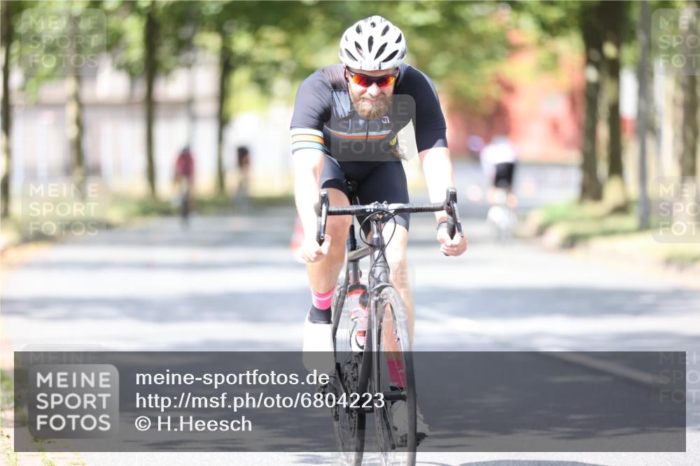 11.08.2024 - GEWOBA Citytriathlon Bremen H.Heesch http://msf.ph/oto/6804223 11.08.2024 12:08:21 Radfahren 748, 762, 803, 881, 949, 979, 1021 meine-sportfotos.de