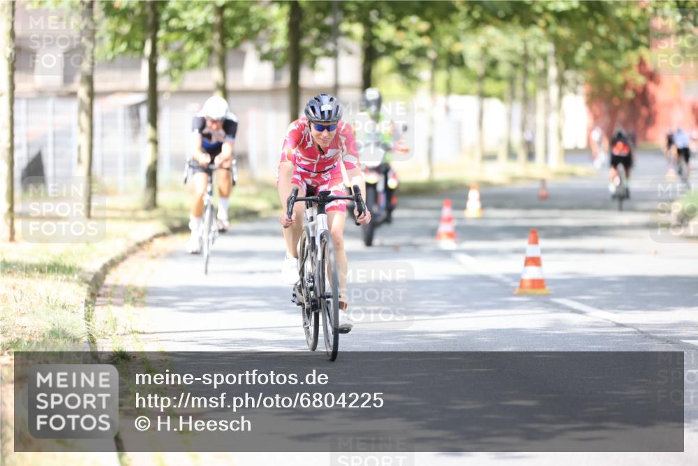 11.08.2024 - GEWOBA Citytriathlon Bremen H.Heesch http://msf.ph/oto/6804225 11.08.2024 12:08:25 Radfahren 748, 762, 803, 881, 963, 966, 979, 981, 1021 meine-sportfotos.de